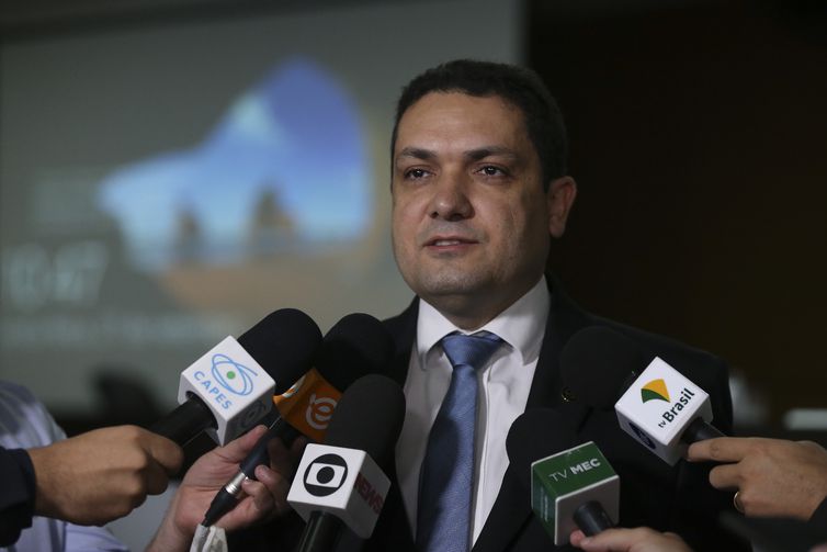 MEC desbloqueia 679 bolsas de pós-graduação