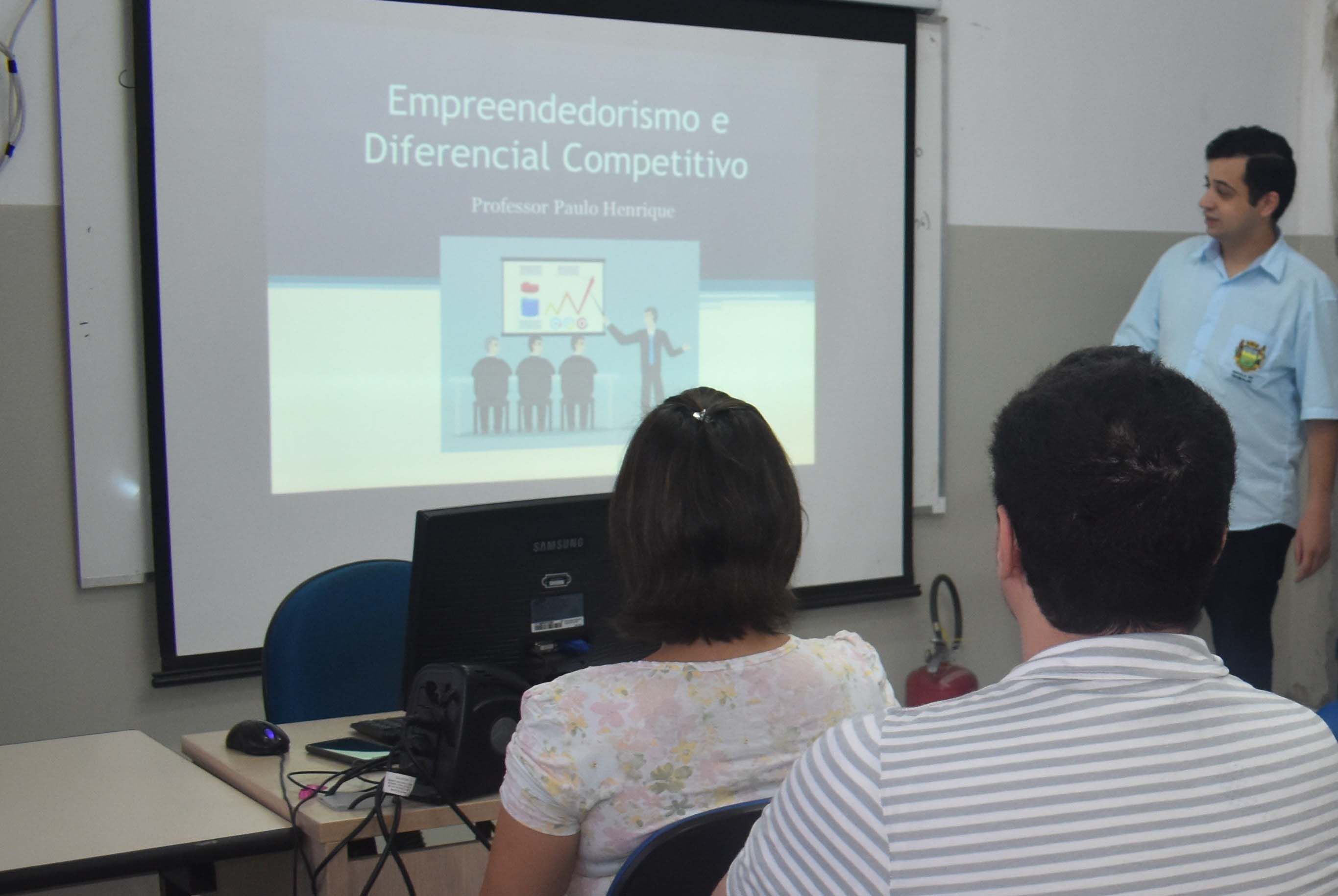 Escola do Trabalho oferece 48 vagas para cursos nas áreas de gestão e tecnologia