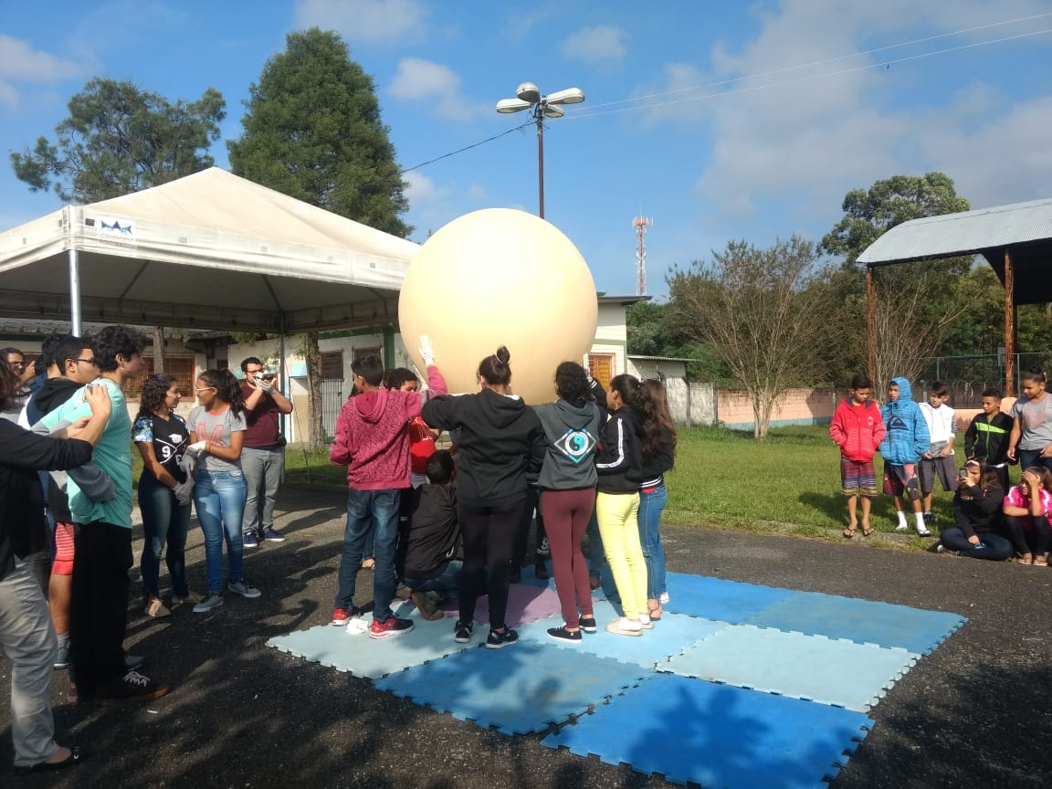 Alunos de escola municipal lançam balão de sonda