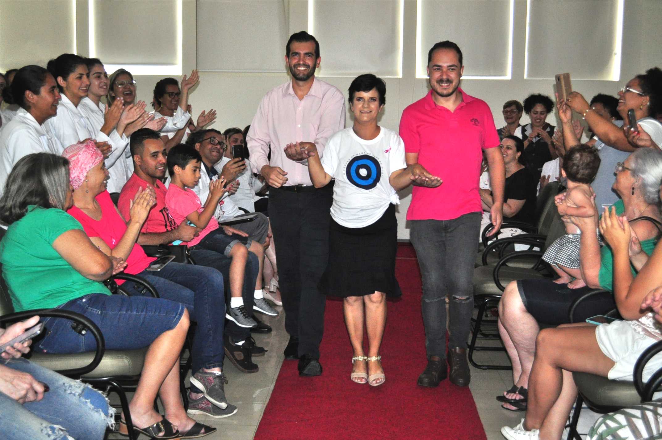 Pacientes do HR participam de desfile motivacional em comemoração ao Outubro Rosa