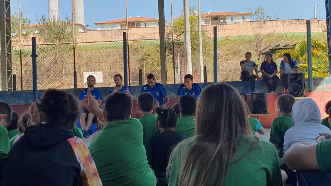 Atletas do EMS Taubaté Funvic visitam escola municipal para vivência com alunos