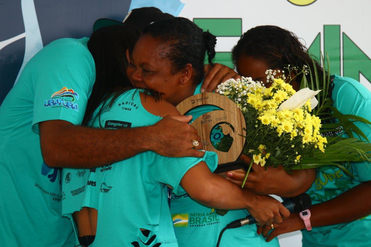 Grande responsável pela organização do Circuito Brasileiro de Surf Feminino, “Tia Eliane” é homenageada por Guigui, Suelen e Natali Paola na premiação