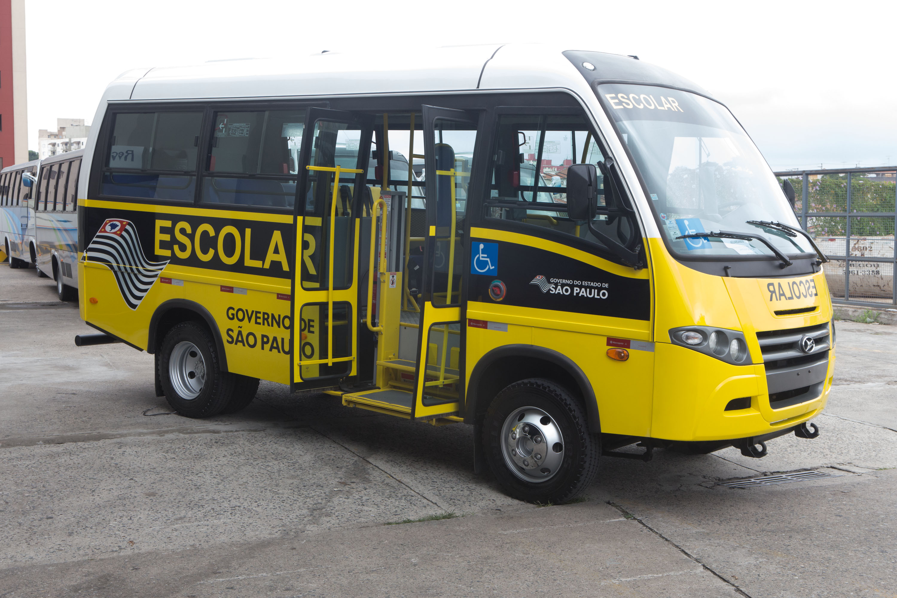 SP entrega 12 ônibus para o transporte escolar na região do Vale do Paraíba