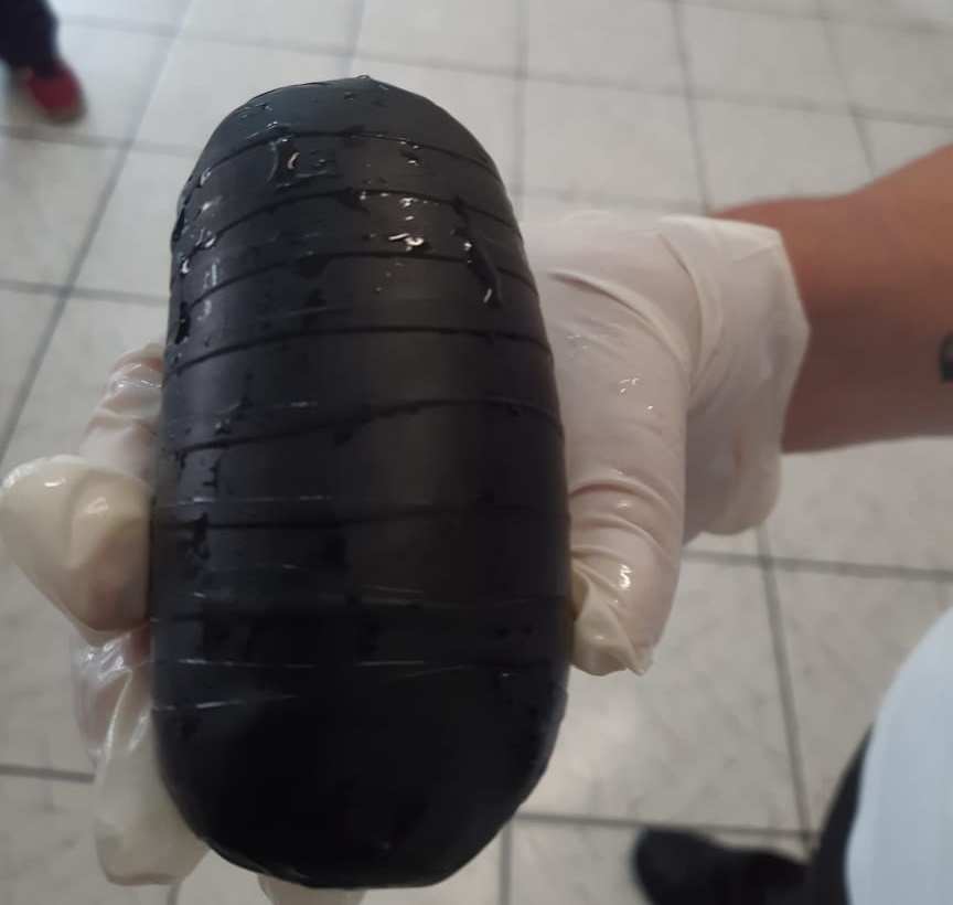 Mulheres são barradas com drogas na portaria de presídios do Vale