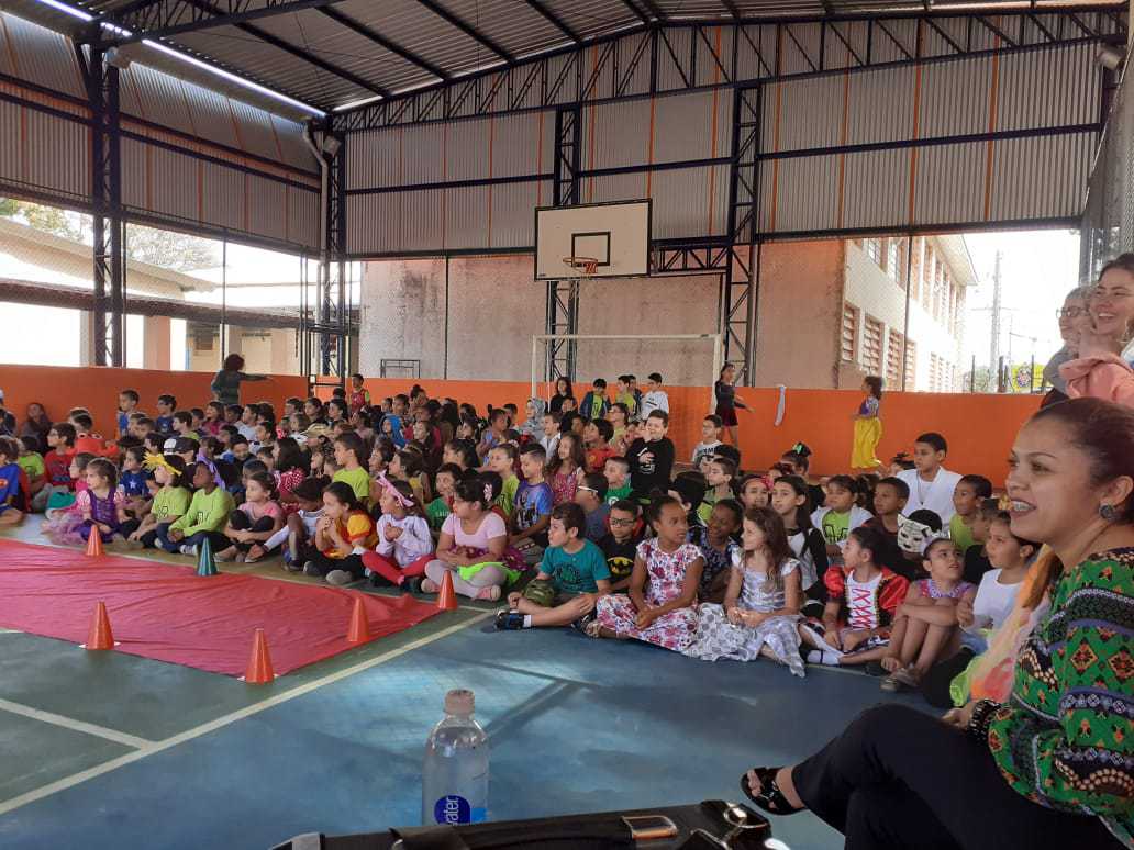 Alunos da EMEF Professor Juvenal recebem quadra revitalizada