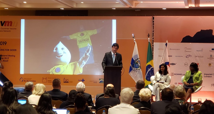 Brasil retoma exportação de vacina  contra febre amarela