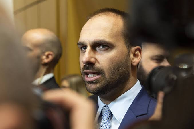 Filho de Bolsonaro ameaça com “um novo AI-5”