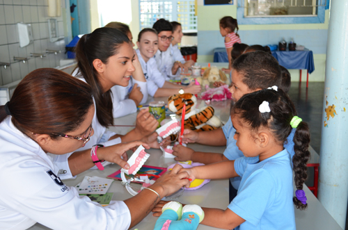 Alunos de escola municipal recebem o “Hospital do Ursinho”