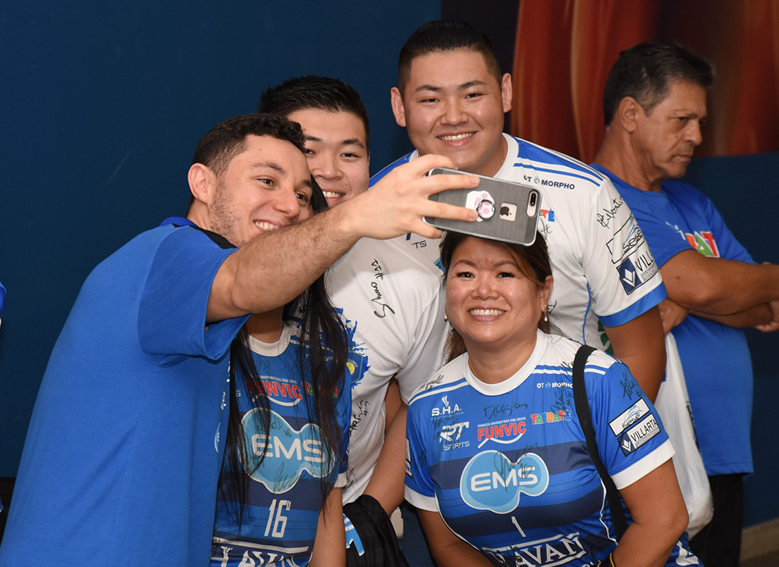 Atletas do Vôlei levam grande público ao Taubaté Shopping