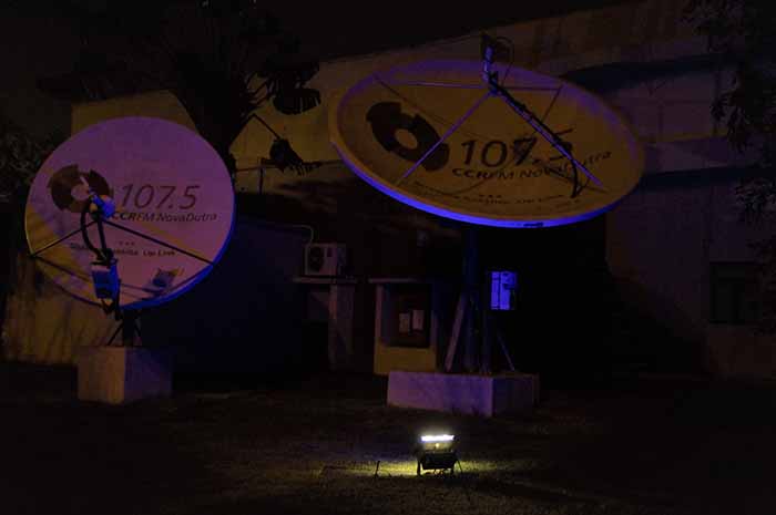 Fachada da CCR NovaDutra recebe iluminação azul