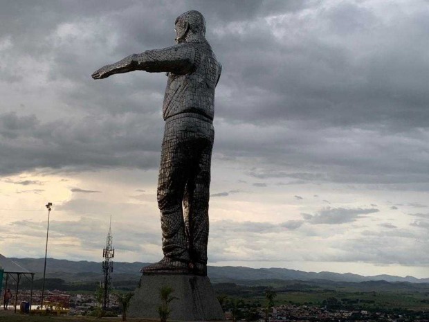 Estátua em homenagem a Padre Leo é inaugurada em Cachoeira Paulista