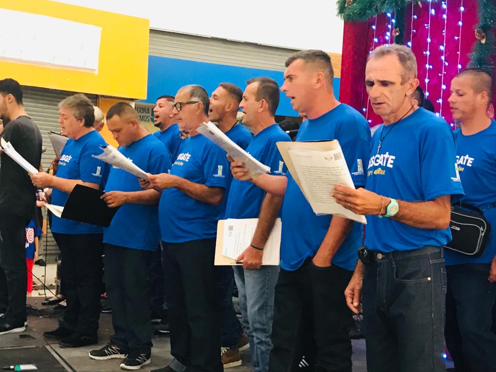 Coral de rua emociona em apresentação especial de Natal no Via Vale