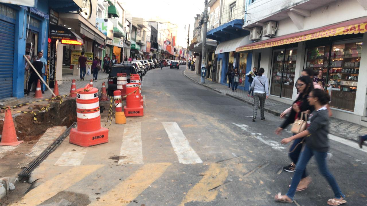 Trânsito tem intervenções para obras de manutenção de rede de esgoto