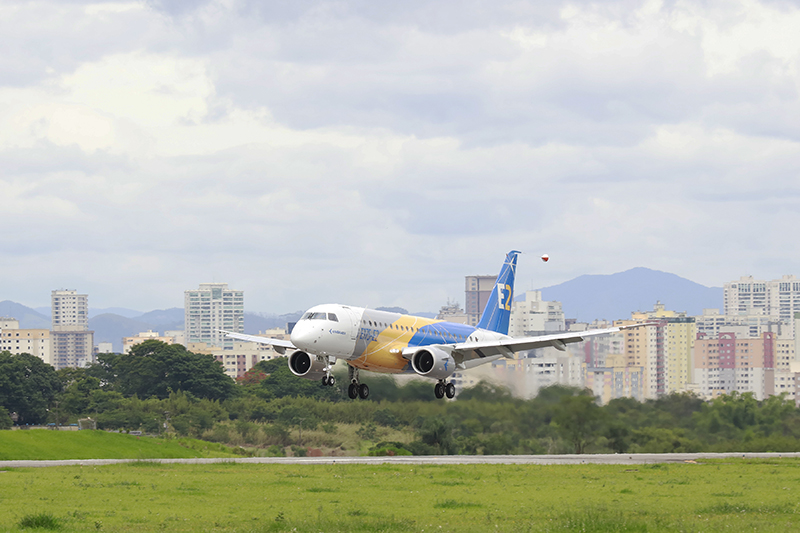 Primeiro jato E175-E2 completa voo inaugural