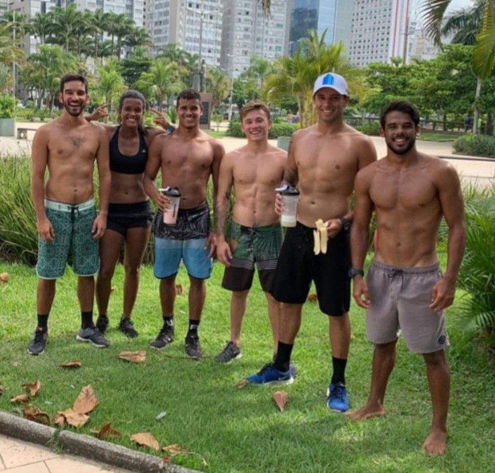 Júlia Santos surfa confiante em busca do título do CBSurf Pro Tour em Ubatuba