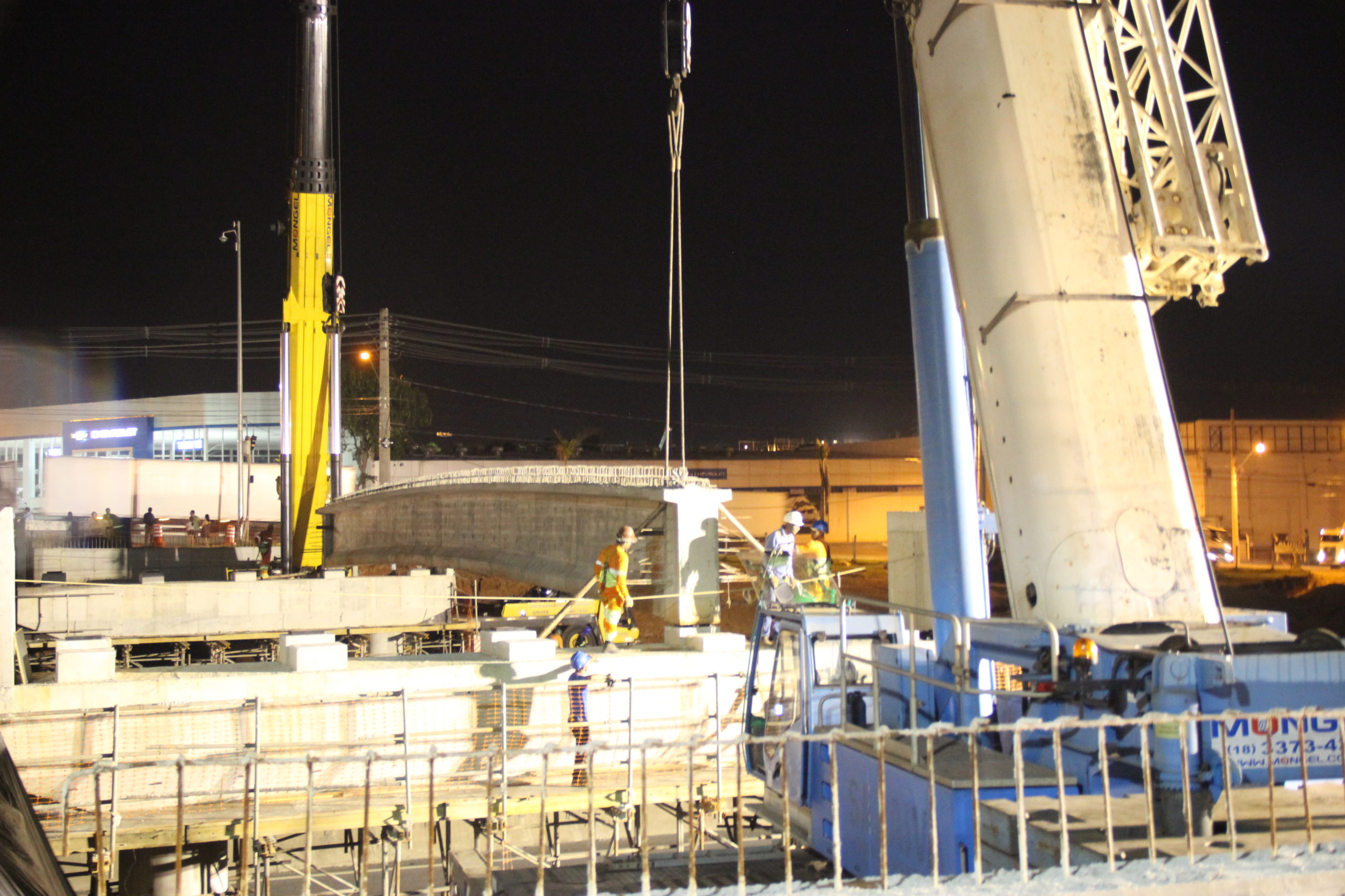 Novo viaduto da Independência começa a receber pré-lajes