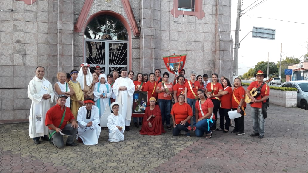 Resgatando tradição, grupos de Folias de Reis visitam casas de Moreira César