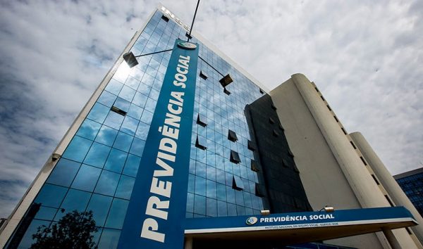 Bancos suspendem consignado do INSS após governo baixar juros