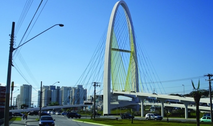 Grupo de paraquedistas saltam da ponte estaiada de São José dos Campos