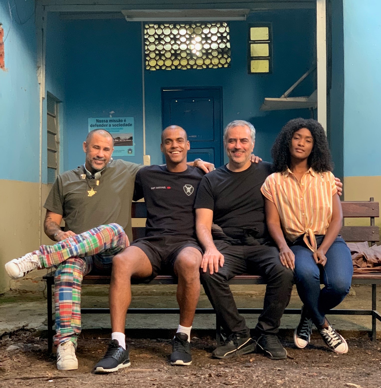 CANAL 1 – À Record só resta transformar os bancos da sua igreja em escola de autores