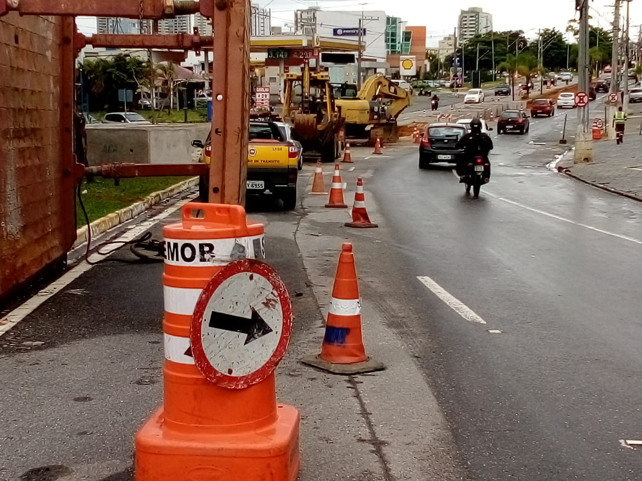 Obras interditam novo trecho da Charles Schnneider