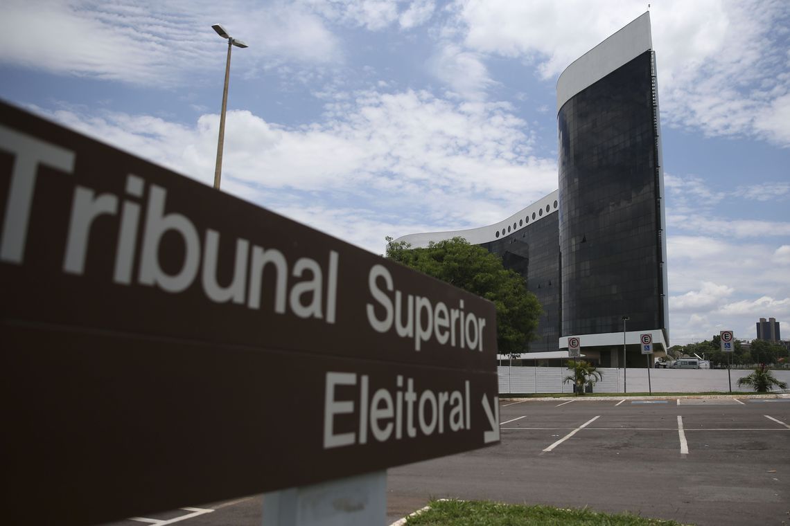 Ministro do TSE dá três dias para Bolsonaro explicar minuta de decreto