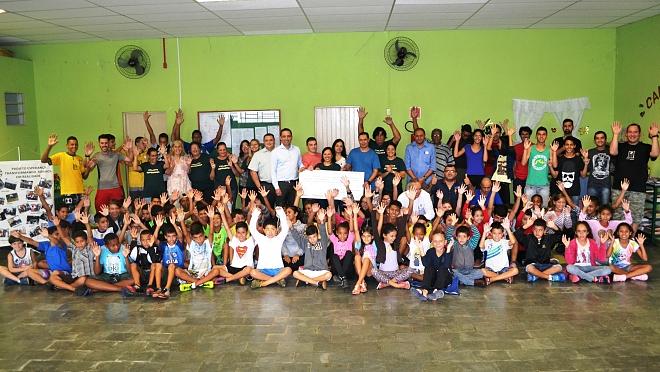 Trabalhadores da Volks fazem doação ao Projeto Esperança