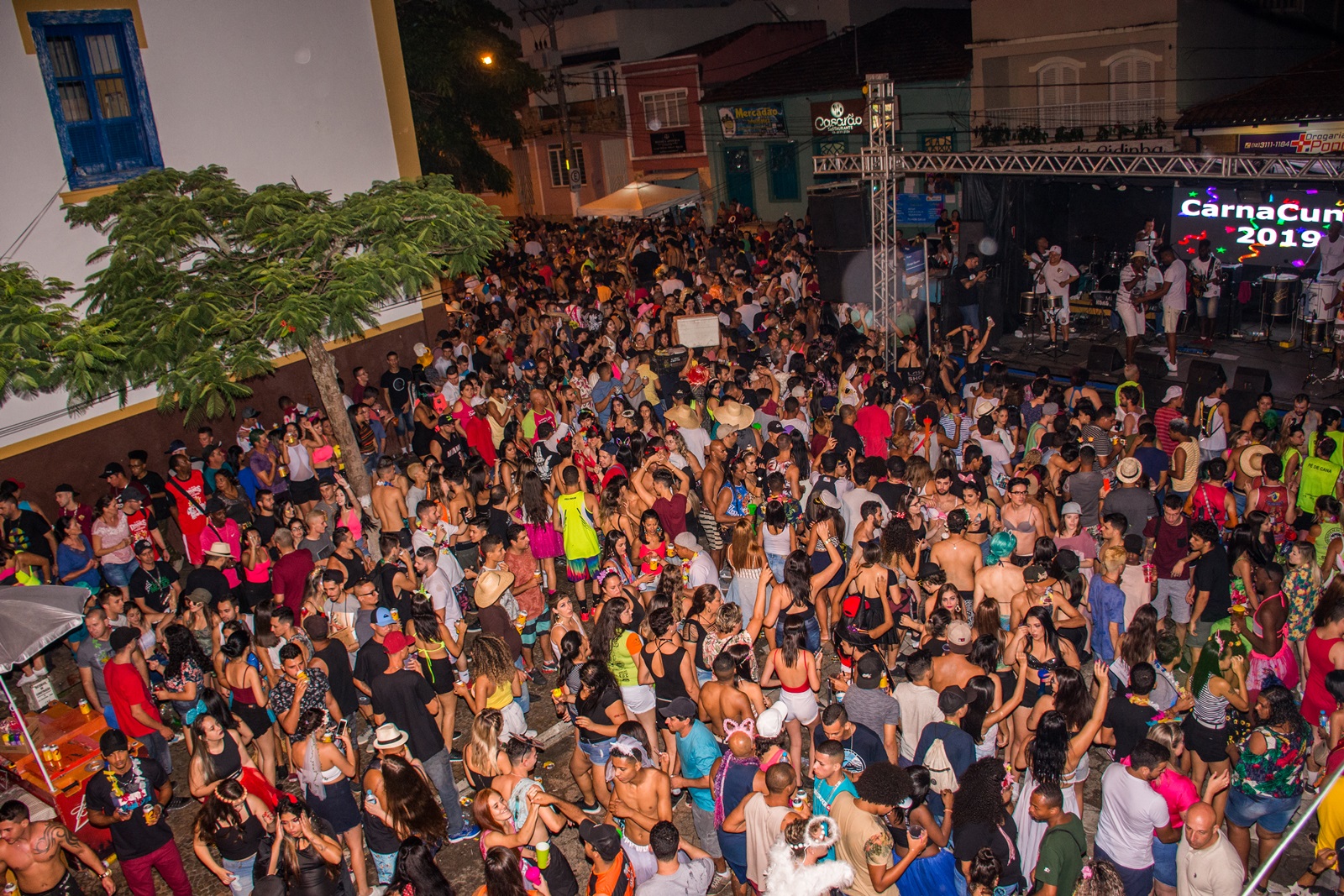 Carnaval de rua em Cunha embala foliões