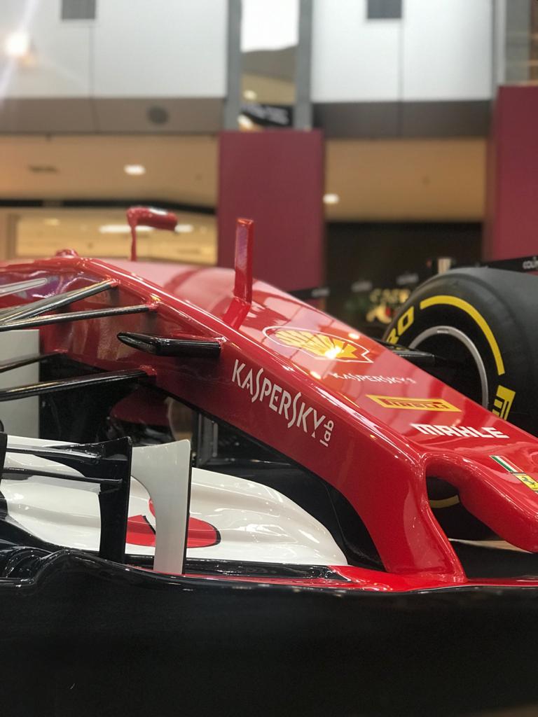 Em exposição de carros esportivos, Colinas Shopping recebe réplica da Ferrari da Fórmula 1