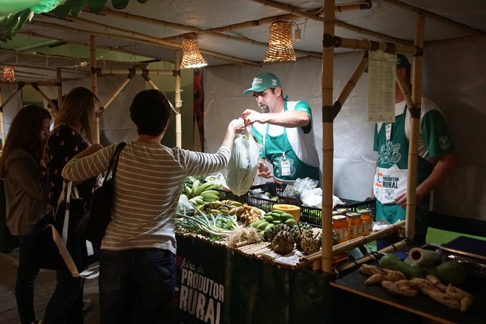 Feira noturna de produtos orgânicos no Shopping Pátio Pinda