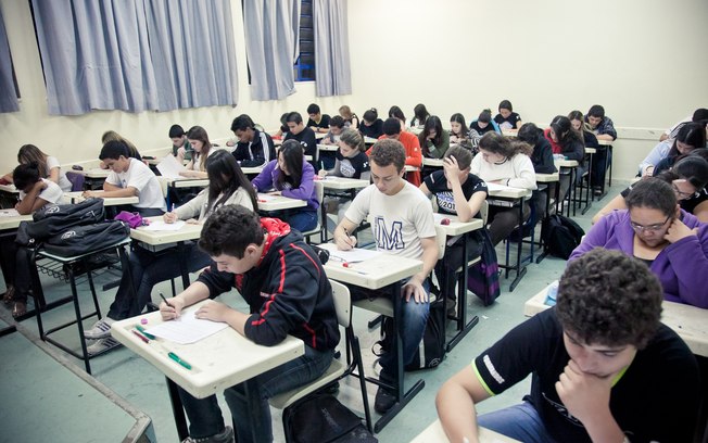 Ensino Médio de SP terá 70% de aumento nas aulas de Matemática e 60% nas de Português