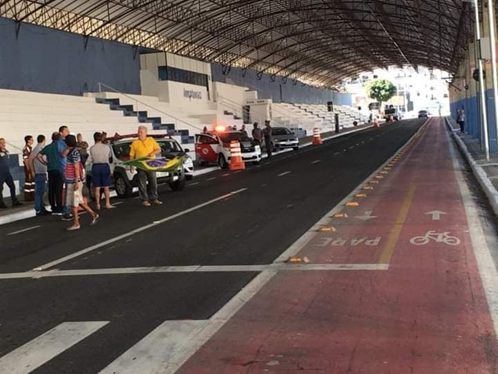 Polícia barra carreata a favor da reabertura do comércio em Taubaté