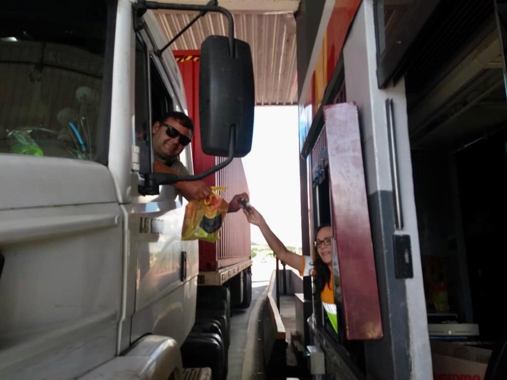 CCR distribui kits de alimentação para caminhoneiros em rodovias