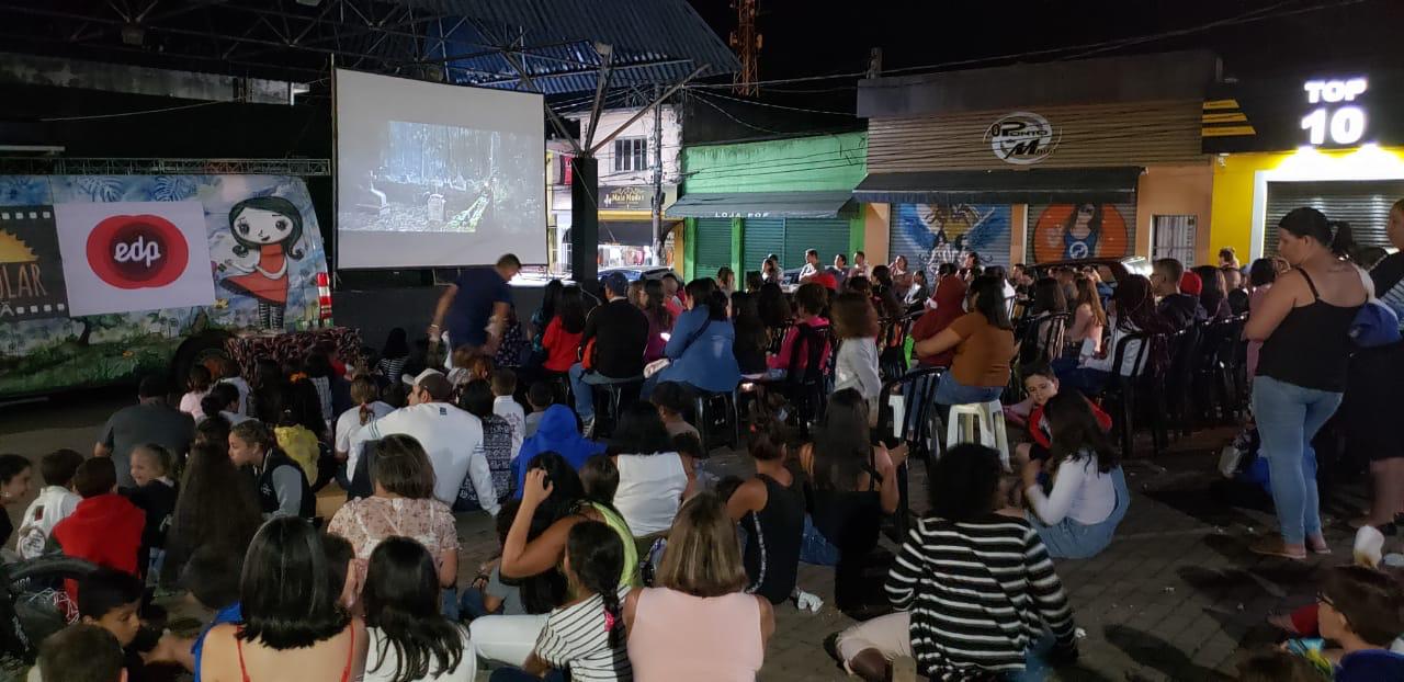 Alto Tietê e Vale do Paraíba recebem sessões gratuitas de cinema com transmissão do filme por meio de energia solar