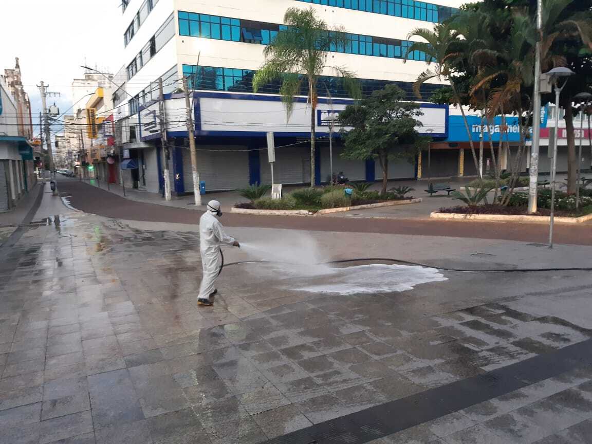 Taubaté desinfeta áreas públicas contra o coronavírus