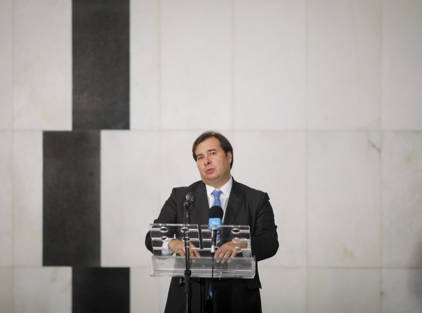 Maia pede calma sobre impeachment de Bolsonaro; foco é coronavírus