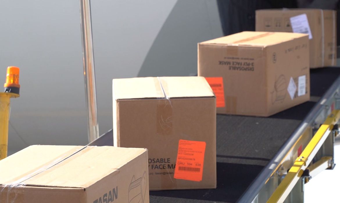 Governo de SP recebe 7 milhões de máscaras importadas da China