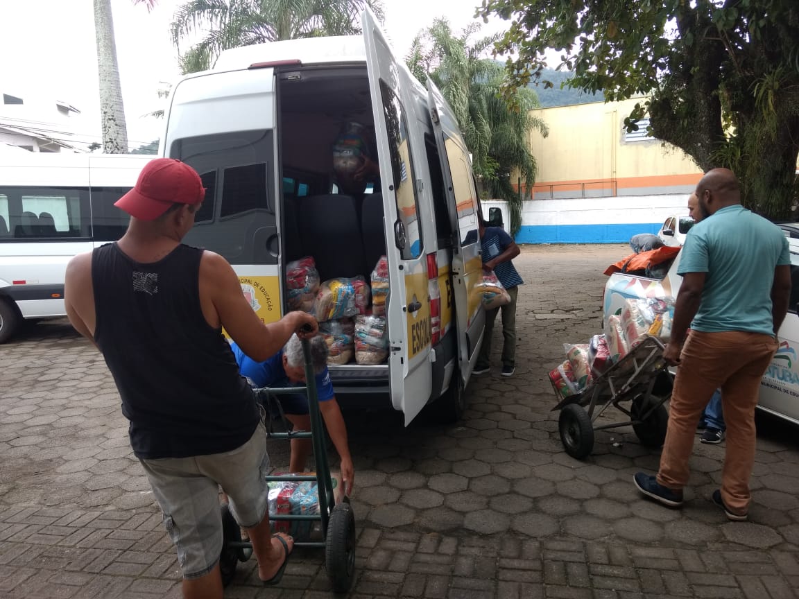 Prefeitura de Ubatuba distribui kits de alimento para alunos em situação de vulnerabilidade