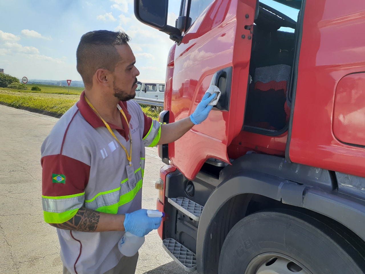 Cabine dos caminhões estão sendo higienizadas
