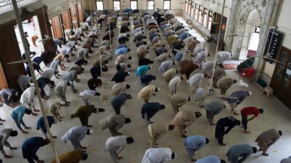 Na Ásia, muçulmanos ignoram isolamento para celebrar o Ramadan