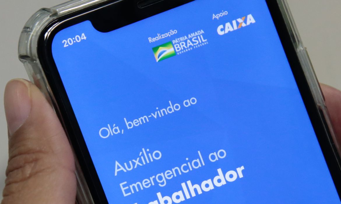 Auxílio emergencial pode voltar se houver nova onda de Covid-19, diz Guedes