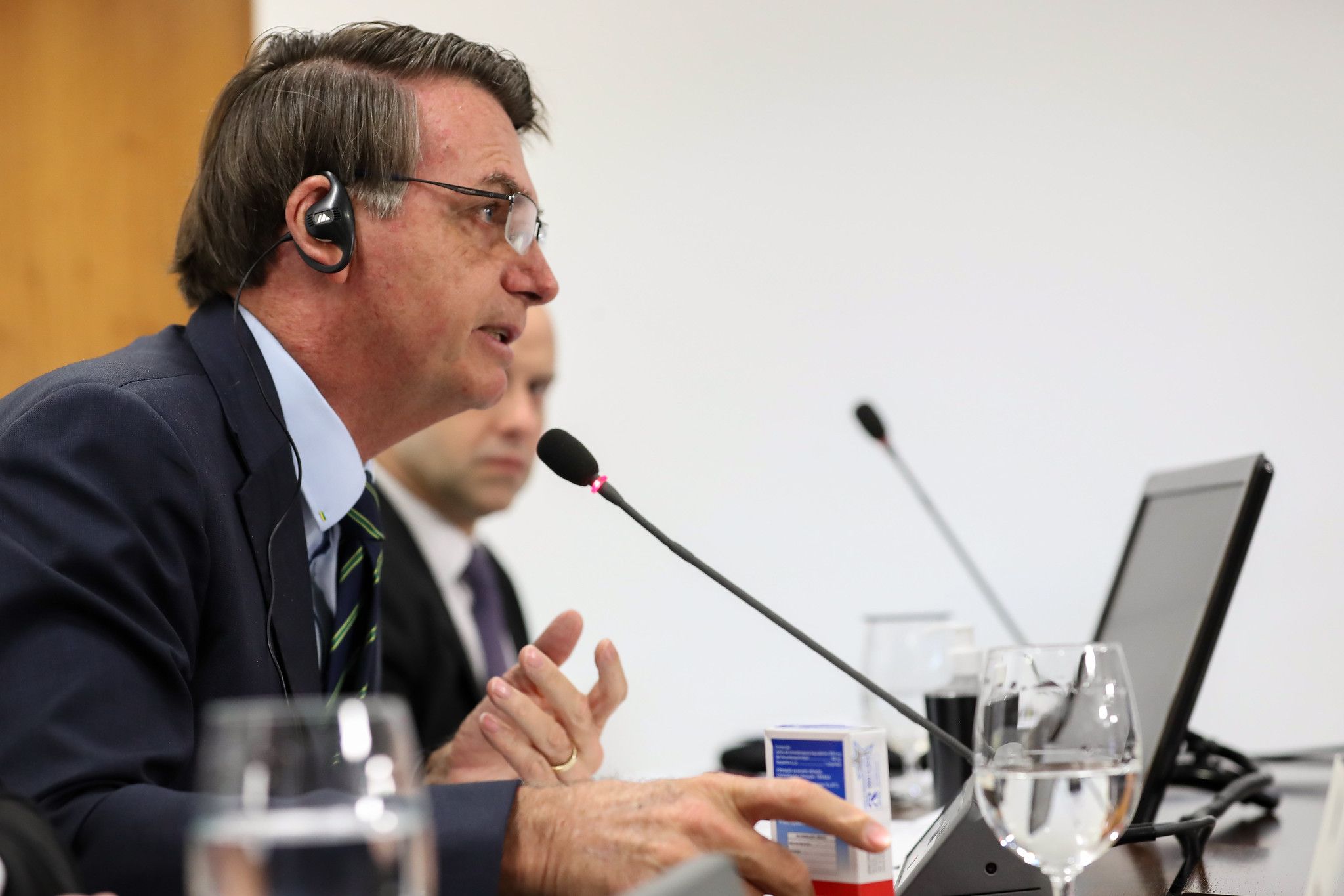 Bolsonaro sanciona auxílio emergencial a informais