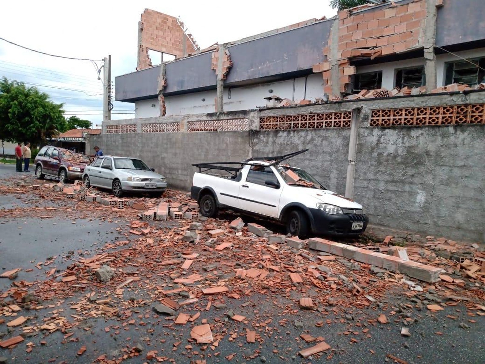 Chuva causa estragos em Taubaté