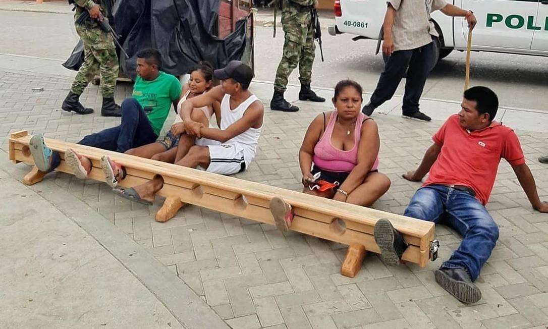 Colômbia prende moradores que furaram quarentena pelos pés
