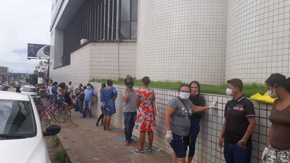 Informais fazem fila pelo país no 1° dia de pagamento de auxílio