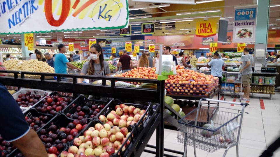 Em plena pandemia, supermercado de Taubaté não controla aglomerações