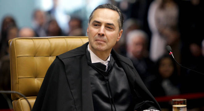 Barroso toma posse como presidente do TSE e sinaliza condições para adiar eleições municipais