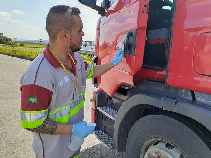 CCR NovaDutra e S.O.S Truck distribuem kits de alimentação e higiene a caminhoneiros em Roseira