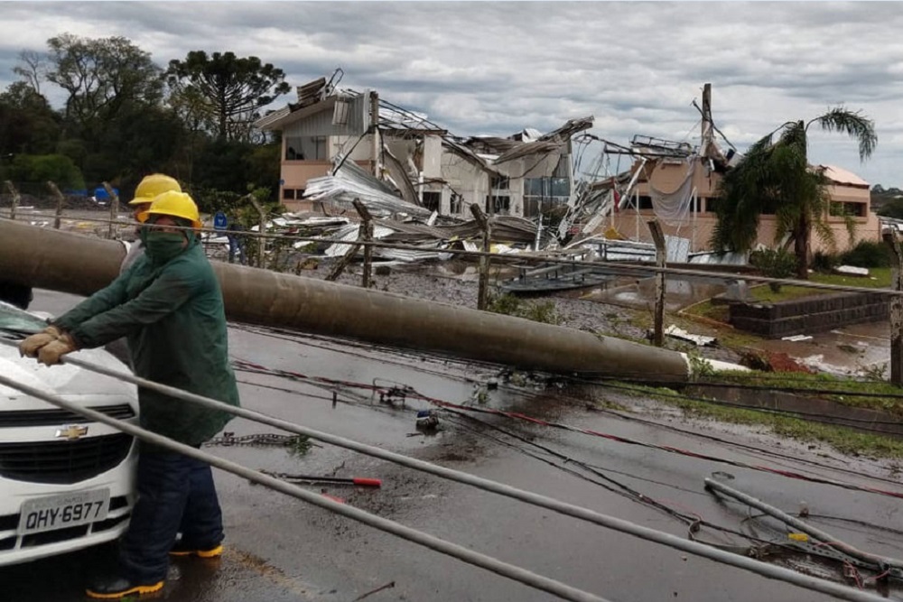 Reflexo do ciclone bomba causa fortes ventos no Sudeste