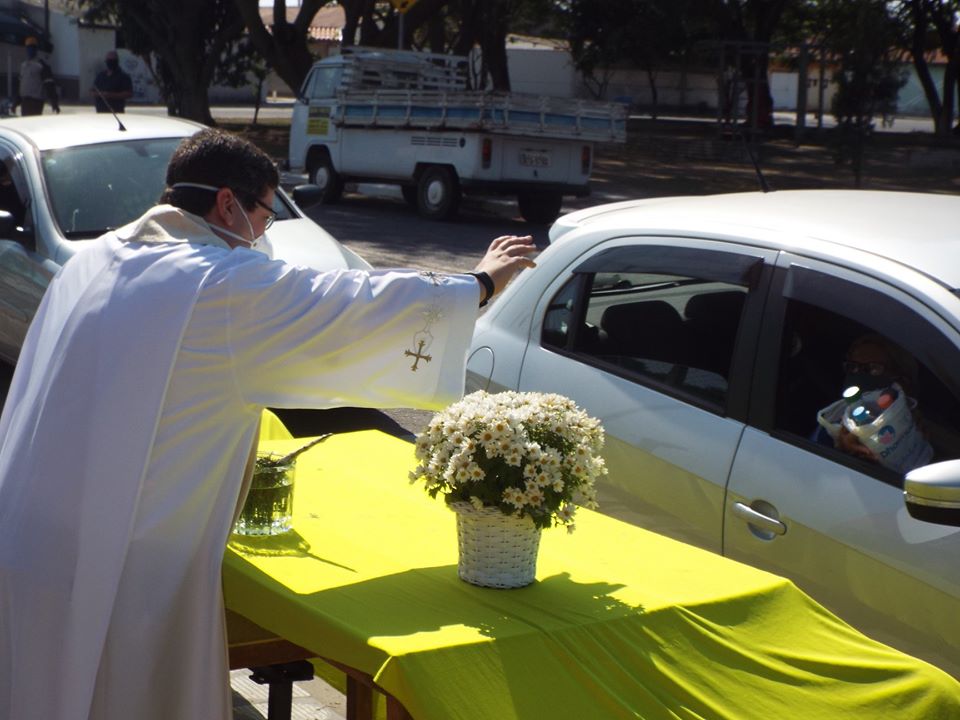 Drive-thru abençoa motoristas de Pindamonhangaba no dia de São Cristóvão